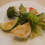 ボッチーノ - 取り分けたグリーンサラダ(*´σｰ｀) ブロッコリーも綺麗でした～胡瓜も最高