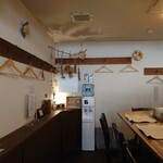 ボッチーノ - L字型のカウンターです(*´・ω-)b 背の高い椅子ですが,女性がヒールでも座りやすいです( *´艸｀)冬は,コートもかけておけます♡