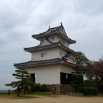 谷川米穀店 - ［2014/10］江戸時代から現存する天守は12のみ。その一つが丸亀城です。