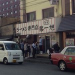 本家 第一旭 - 店員さんが入店前に注文を受けています。