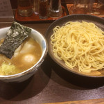 わんたん2個と煮玉子入りつけめん(塩) 1.5玉