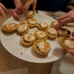 ピッツェリア・ロマーナ・イル・ペンティート - ブルスケッタ～淡路島産タマネギ、白いんげん豆、ツナを合わせたディップをクラッカーに。
      