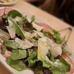 ピッツェリア・ロマーナ・イル・ペンティート - モルタデッラと有機野菜DOPのサラダ～パルミジャーノとカンボジア産黒胡椒をアクセントに。