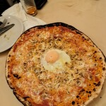 ピッツェリア・ロマーナ・イル・ペンティート - フンギ・スプリオーレ～イタリアピエモンテ州アルバ産白トリュフ、モッツァレラ、卵
      