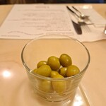 ピッツェリア・ロマーナ・イル・ペンティート - オリーブ・リピエーニ～グリーンオリーブに生ハムを詰めた、イタリアの定番前菜。