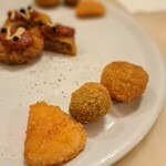 ピッツェリア・ロマーナ・イル・ペンティート - 左から北イタリア・パドヴァ産フロヴォーネチーズのフライ、オリーブ・アスコラーナ
      、スップリーニ
      山形県産「雪若丸」を使ったトマト風味のライスコロッケ