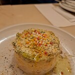 ピッツェリア・ロマーナ・イル・ペンティート - 四層のインサラータ・ルッサ～ポテトサラダ、ボイルエッグ、香味野菜とアボカド、自家製タルタルソースの四層仕立て。
      