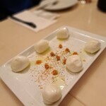 ピッツェリア・ロマーナ・イル・ペンティート - ナポリ・カセルタ島の水牛モッツァレラ (タラのキャビア添え) ～南イタリア・カゼルタ産のフレッシュチーズに、
      “タラコキャビア”と呼ばれるタラの卵を合わせた逸品。