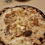 ピッツェリア・ロマーナ・イル・ペンティート - フレッシュポルチーニのピッツァ～
      生ポルチーニ茸とモッツァレラ
      