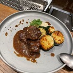イオマレ - 牛すね肉の赤ワイン煮込みとズッキーニのロースト