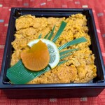 三陸リアス亭 - ■うに弁当￥2,500：蒸しウニの濃厚な旨みと磯の香りが詰まった贅沢な一折。早朝、CVSで手にした「インドの青鬼」とともに、旅の朝だけに許されるささやかな背徳感を味わいながら、雄大な三陸の海を車窓に眺める朝食は、記憶に残る格別なひとときだった。