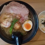 キブサチ - 國宝らー麺 (お茶漬け用一口ご飯付き) 2000円。