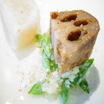 わさ - ケッパーソース、臭橙（かぼす）のドレッシングを敷いたお皿の上に、蓮根、ホタテを載せて