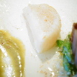 わさ - ケッパーソース、臭橙（かぼす）のドレッシングを敷いたお皿の上に、蓮根、ホタテを載せて