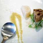 わさ - ケッパーソース、臭橙（かぼす）のドレッシングを敷いたお皿の上に、蓮根、ホタテを載せて