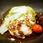 わさ - 醤油ベースの辛味ソースのよだれ鶏、サッと炒めたレタスを載せて