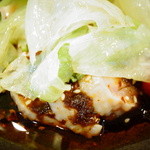 わさ - 醤油ベースの辛味ソースのよだれ鶏、サッと炒めたレタスを載せて