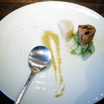 わさ - ケッパーソース、臭橙（かぼす）のドレッシングを敷いたお皿の上に、蓮根、ホタテを載せて
      