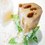 わさ - ケッパーソース、臭橙（かぼす）のドレッシングを敷いたお皿の上に、蓮根、ホタテを載せて