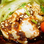 わさ - 醤油ベースの辛味ソースのよだれ鶏、サッと炒めたレタスを載せて