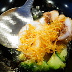 わさ - 白イカの揚げ物、ブロッコリーの油炒め添え、縮緬雑魚辣油とあわせて