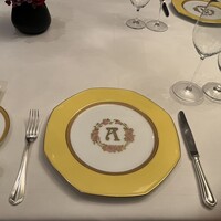 アピシウス - テーブルセッティング。
                    アピシウスの「A」をモチーフにしたお皿がカッコいい。