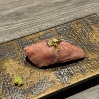 鉄板焼katakago - 黒毛和牛の寿司
                    キラリと金箔がかかっています。とろけるような柔らかさ。