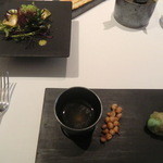 ハインツ・ベック - シェフからのプレゼント　ハーブサラダ　鶏のスープ　タピオカのフリット　ほうれん草のマカロン