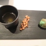 ハインツ・ベック - シェフからのプレゼント鶏のスープ　タピオカのフリット　ほうれん草のマカロン