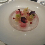 ハインツ・ベック - カンパチのホワイトバルサミコのマリネ　ザクロの粉雪