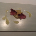 ハインツ・ベック - 燻製した帆立貝と赤ビーツのチップス