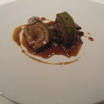 ハインツ・ベック - ピスタチオのクロスタを纏った牛フィレ肉　タマネギとドライフルーツ詰め