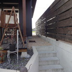 カフェバール・ジハン - ワンコ連れてるときは、店の横を通ります。