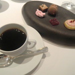 ハインツ・ベック - プチフールとコーヒー
      