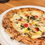 ピッツェリア デ ナプレ - マッシュリーム&ゴルゴンゾーラ 2,530円