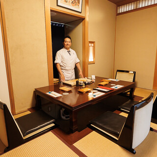 完全個室で満喫。職人が目の前で握る鮨を堪能する贅沢なひと時