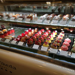 カズノリ イケダ アンディヴィデュエル - ケーキ達