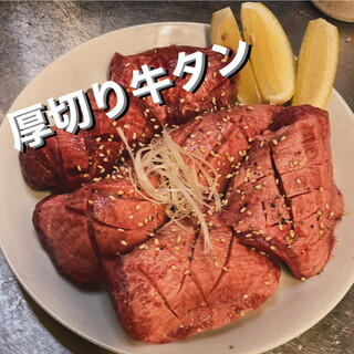 焼ける居酒屋 肉と酒 - 料理写真:当店人気No.1
厚切り牛タン！
厚いのに柔らかく食べ易い、食べ応えのある牛タンになります！＊写真は三人前になります。