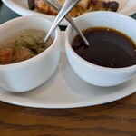 RIO GRANDE GRILL - こちらが、お肉にかける2種類のソース。左がレモンや玉ねぎをベースにしたソースで、右側がお醤油ベースのソースです。