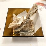 ゆるり。 酒槽 - 〈豊後水道の豊後さばの活造り〉骨はお煎餅に