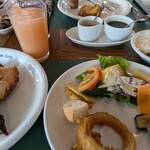 RIO GRANDE GRILL 横浜ベイクォーター - お肉以外にも、いろいろなお料理をいただくことが出来て大満足！なお、お写真に写ってるドリンクはグァバジュース、ご飯にかかってるのはフェイジョアーダ。