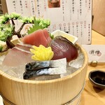ゆるり。 酒槽 - 〈突き出し〉
                                この日はしめ鯖、勘八、本鮪、カツオのお刺身