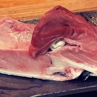 まずはコレ。贅沢に一個丸々楽しめる本鮪のかま