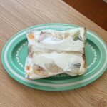 ブーランジェルクール - フルーツサンド ホイップがはみ出すほどすごいボリューム 