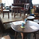 ぞうさんカフェ - 湯呑でお茶がサービスされ、日本の古き良き伝統を伝える