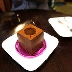 The Court - お隣のお店、チョコレートの　ティカール・バイ・カカオマスさんのケーキ。お隣のケーキのみ、持ち込みOK。