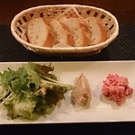 ケイブ バー - ランチＡのパンと前菜（サラダ、ポークリエット、ビーツとジャガイモのサラダ）