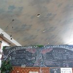 ぞうさんカフェ - 吹き抜けの天井と大きなメニュー黒板