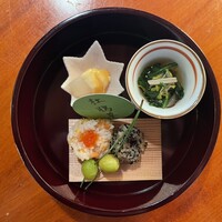 国登録文化財 二木屋 - 2025.10.16 (木)    鹿児島　5000円（税込）　前菜：菊花と菊菜酢浸し、鮭手こね寿し、京かぶら田楽、海老南部揚げ、松葉銀杏