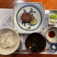 国登録文化財 二木屋 - 2025.10.16 (木)    鹿児島　5000円（税込）　鹿児島産黒毛和牛素焼きステーキ、付合せ、山葵＆山形産こだわりのお米、赤出し、香物 